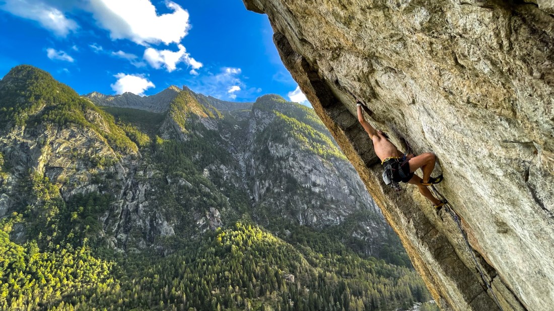 Val di Mello/Il tempio dell'Eden - Via La signora del Tampax - Matteo Monfrini lungo la via